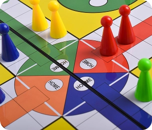 Een kleurrijk Ludo-bordspel met veelkleurige speelstukken